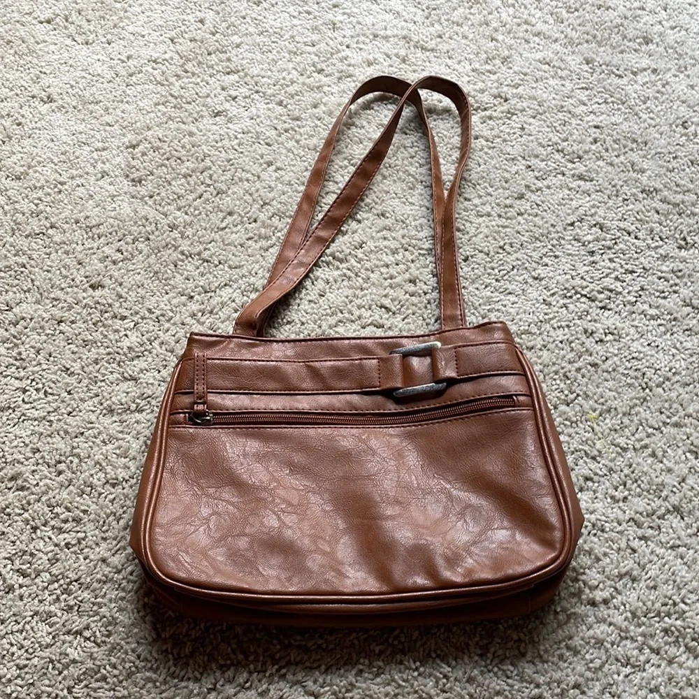 Brown purse with straps. Classic design and lots of organization.